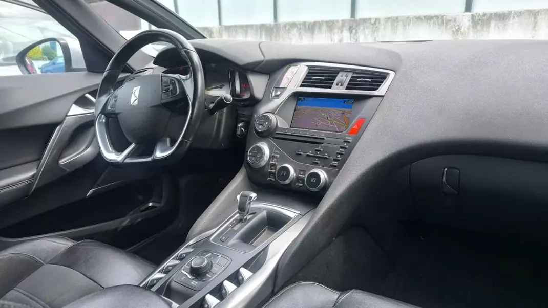 Citroën DS5 2012 - 10900 EUR, 184000 km - AUTO.MOTO.pt - 184000km - foto 8 de 17