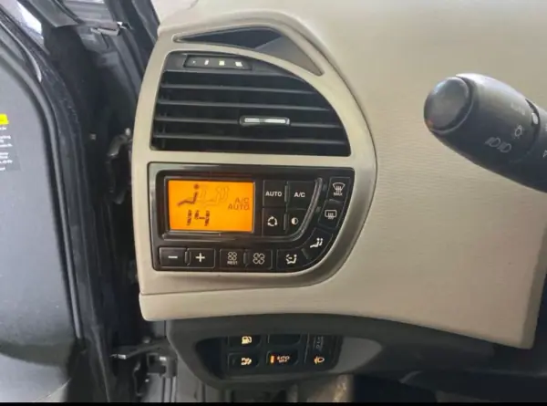 Citroën C4 Grand Picasso 2011 - 5900 EUR, 247000 km - AUTO.MOTO.pt - 247000km - foto 5 de 8