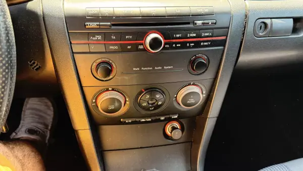 Mazda 3 2005 - 3500 EUR, 168000 km - AUTO.MOTO.pt - 168000km - foto 34 de 49