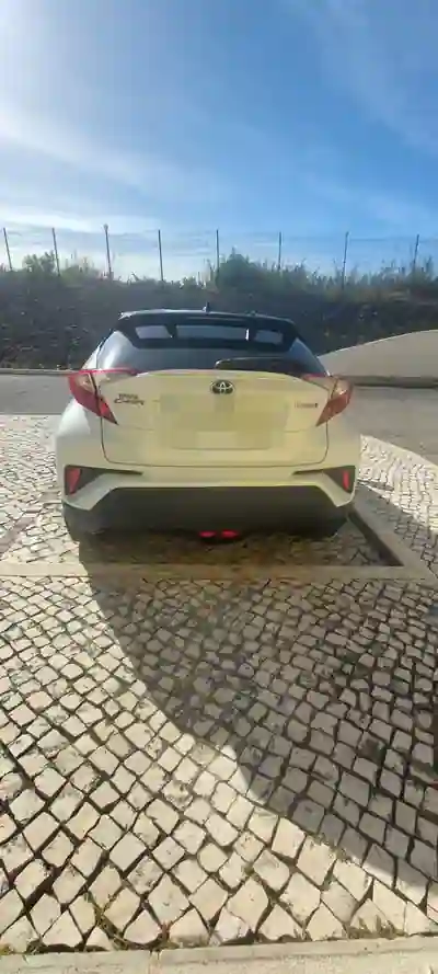 Toyota C-HR 2018 — foto 5 de 15
