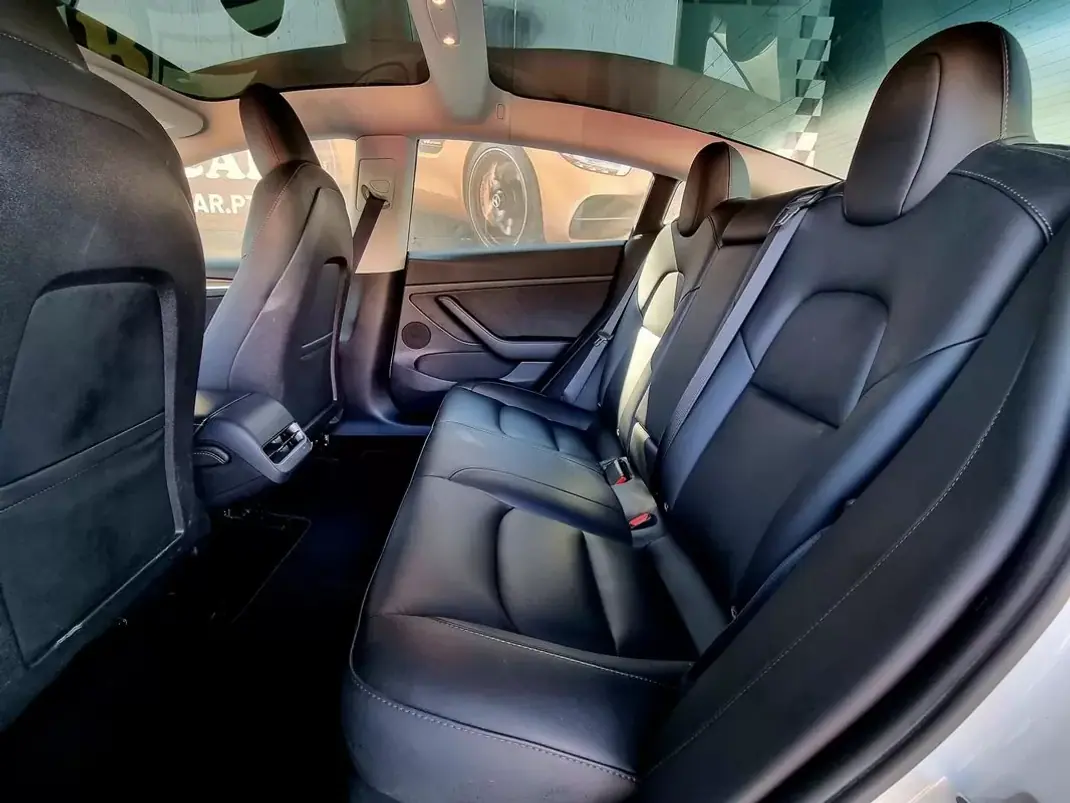 Tesla Model 3 2023 - 28900 EUR, 93000 km - 93000km - foto 9 de 15