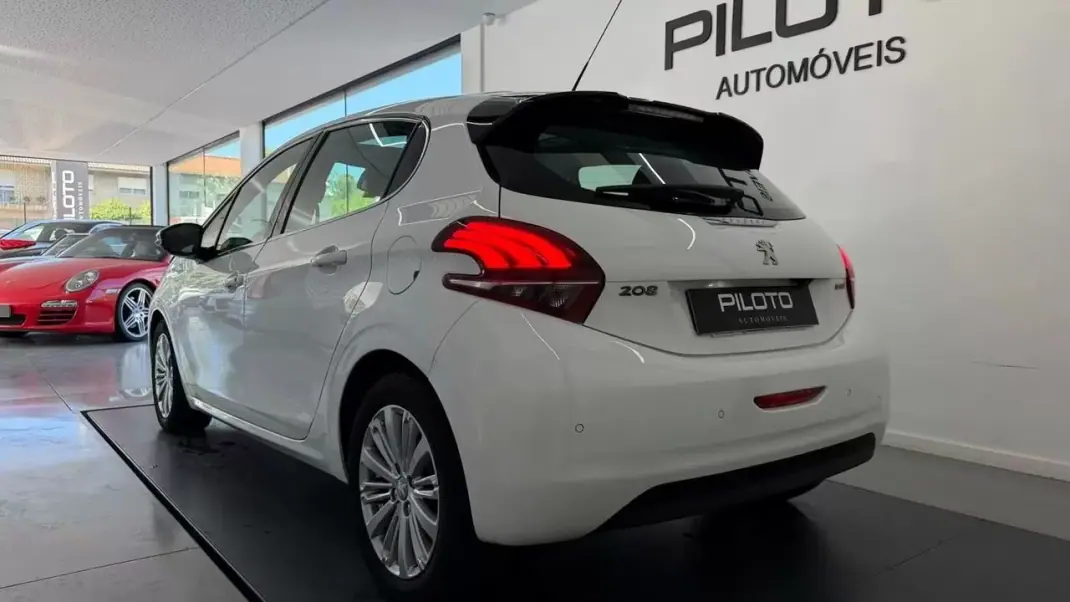 Peugeot 208 2016 - 9990 EUR, 105740 km - AUTO.MOTO.pt - 105740km - foto 6 de 23
