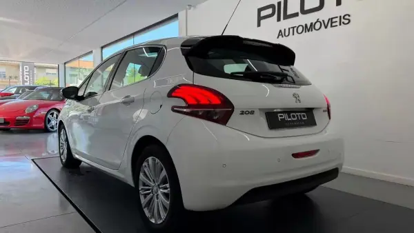 Peugeot 208 2016 - 9990 EUR, 105740 km - AUTO.MOTO.pt - 105740km - foto 6 de 23
