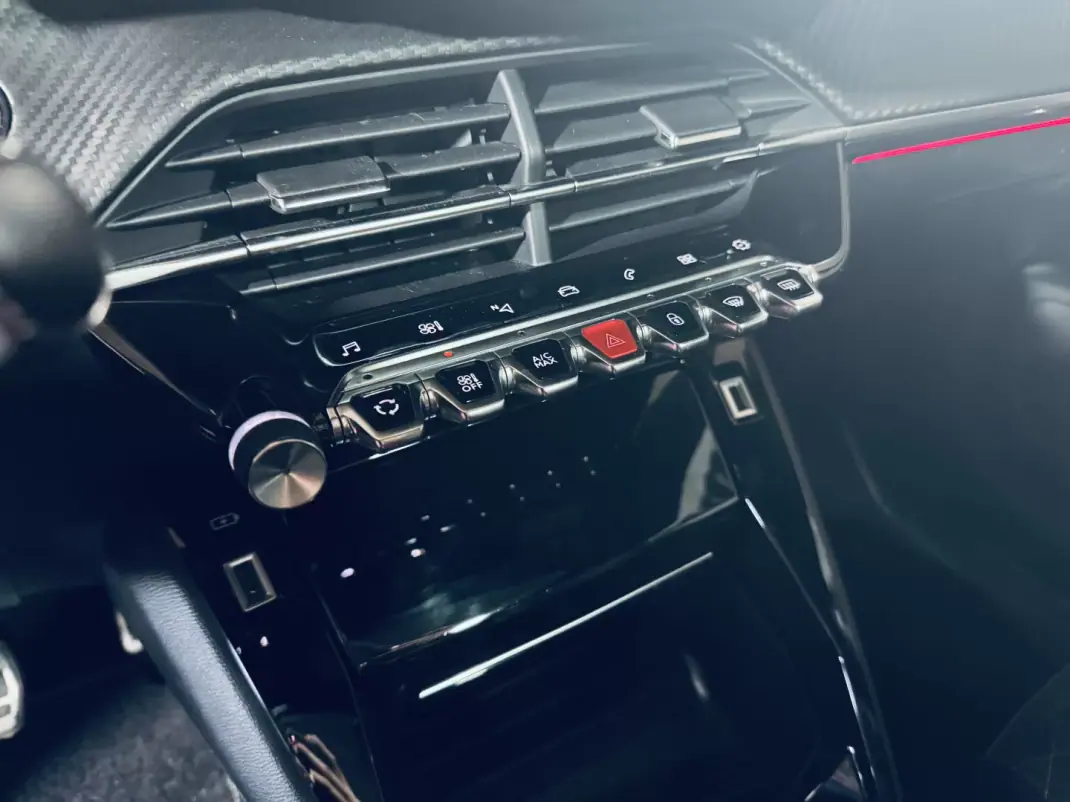 Peugeot 208 2022 - 15990 EUR, 75129 km - AUTO.MOTO.pt - 75129km - foto 31 de 35