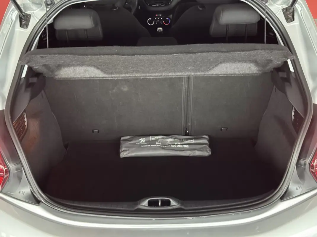 Peugeot 208 2018 - 13500 EUR, 100609 km - AUTO.MOTO.pt - 100609km - foto 12 de 21