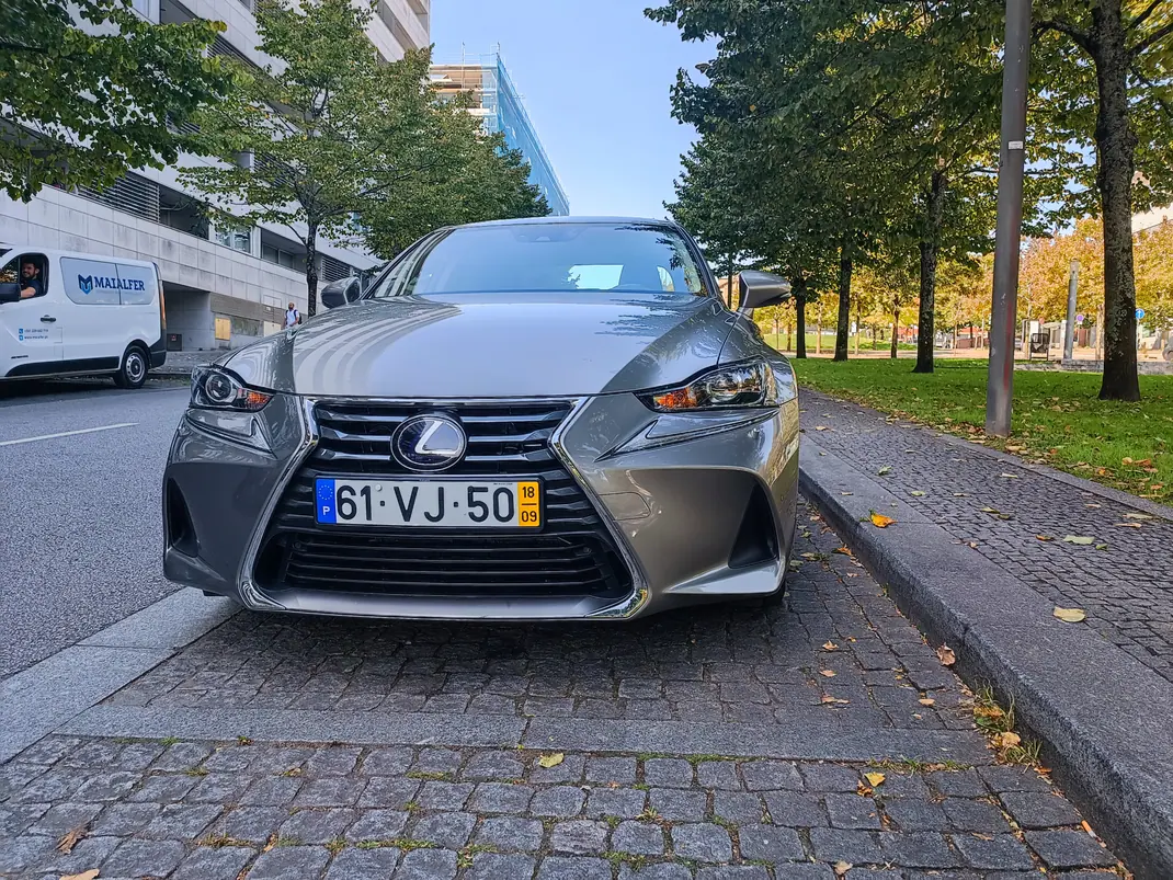 Lexus IS 300H 2018 - 25500 EUR, 68500 km - AUTO.MOTO.pt - 68500km - foto 1 de 4