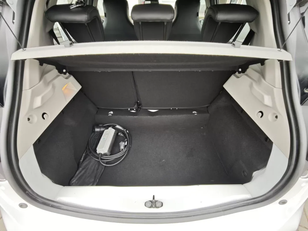 Renault Zoe 2020 - 15600 EUR, 92000 km - AUTO.MOTO.pt - 92000km - foto 6 de 10