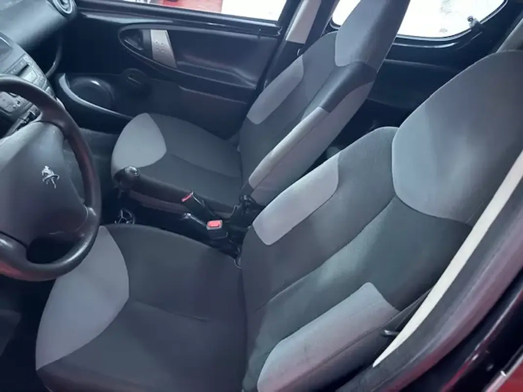 Peugeot 107 2013 - 6250 EUR, 116000 km - AUTO.MOTO.pt - 116000km - foto 15 de 26