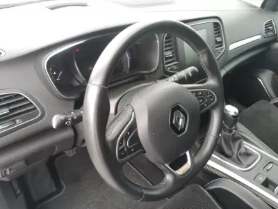 Renault Mégane 2019 - 17900 EUR, 96000 km - AUTO.MOTO.pt - 96000km - foto 16 de 27