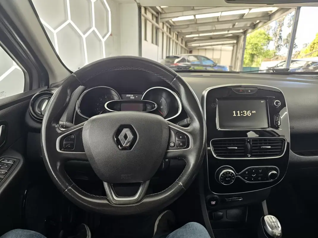 Renault Clio Sport Tourer 2019 - 8650 EUR, 259539 km - AUTO.MOTO.pt - 259539km - foto 16 de 24