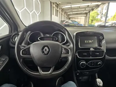 Renault Clio Sport Tourer 2019 - 8650 EUR, 259539 km - AUTO.MOTO.pt - 259539km - foto 16 de 24