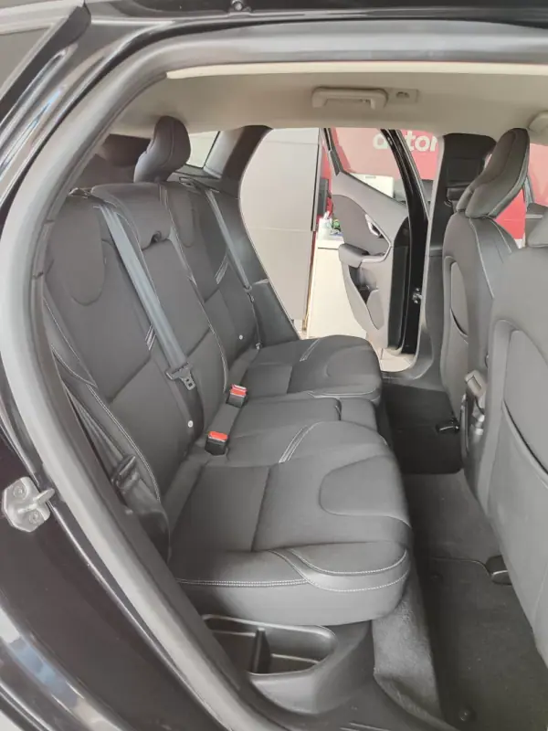 Volvo V40 Cross Country 2014 - 8150 EUR, 211000 km - AUTO.MOTO.pt - 211000km - foto 17 de 35