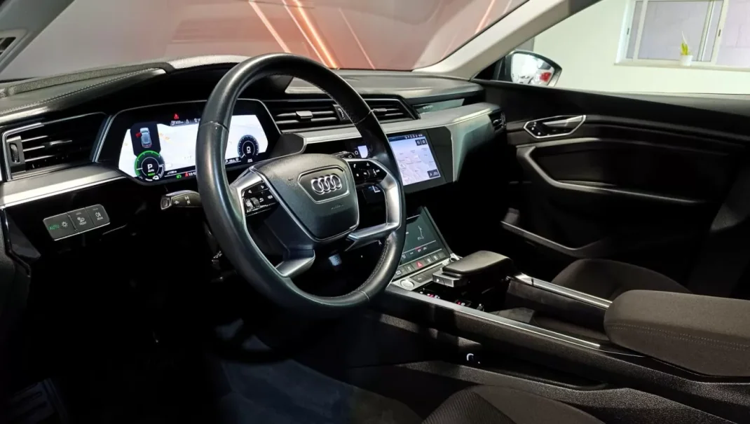 Audi e-tron 2019 - 42900 EUR, 78950 km - AUTO.MOTO.pt - 78950km - foto 27 de 58