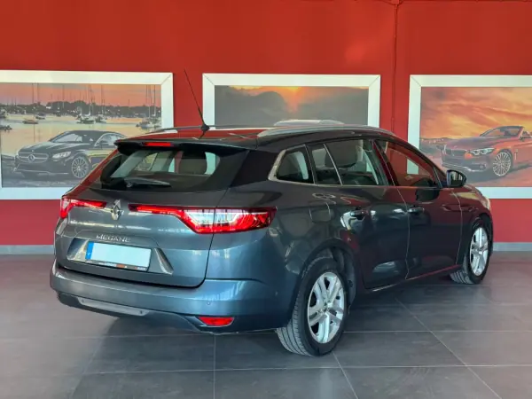 Renault Mégane 2017 - 11990 EUR, 180552 km - AUTO.MOTO.pt - 180552km - foto 7 de 18
