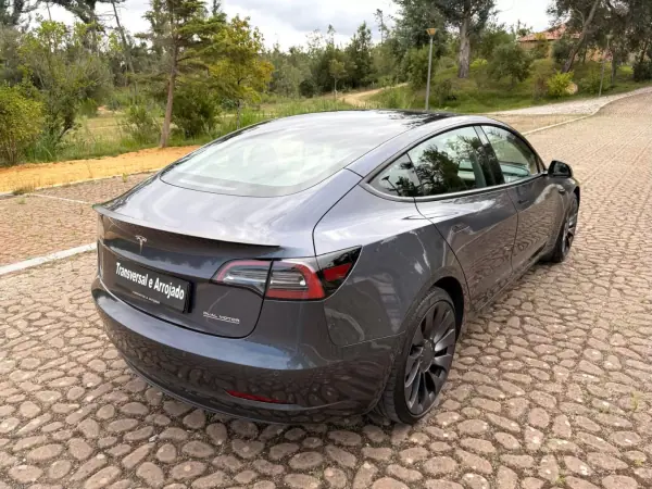 Tesla Model 3 2021 - 29900 EUR, 128000 km - 128000km - foto 20 de 26