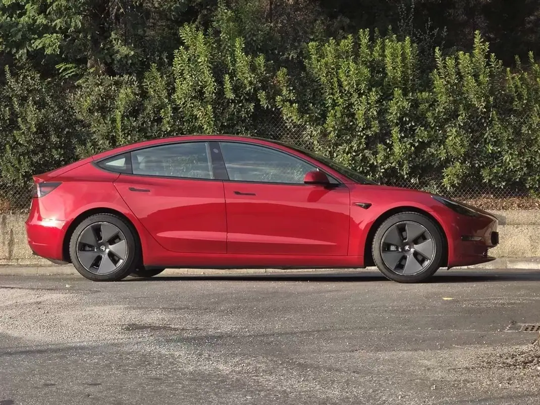 Tesla Model 3 2021 - 27499 EUR, 74631 km - 74631km - foto 9 de 34