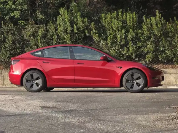 Tesla Model 3 2021 - 27499 EUR, 74631 km - 74631km - foto 9 de 34