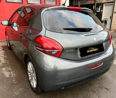 Peugeot 208 2017 - 8550 EUR, 102499 km - AUTO.MOTO.pt - 102499km - foto 6 de 10