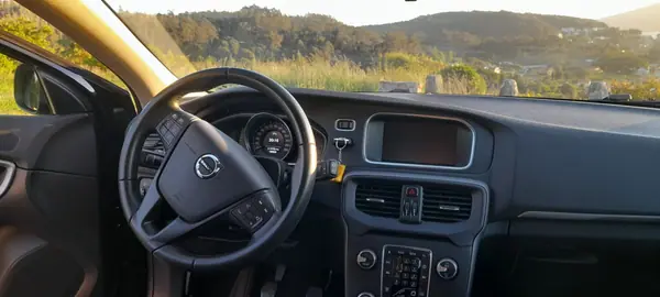 Volvo V40 2018 - 13500 EUR, 140000 km - AUTO.MOTO.pt - 140000km - foto 6 de 7