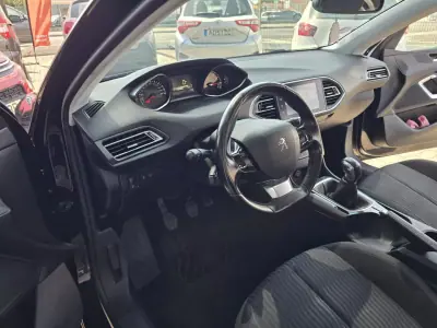 Peugeot 308 2017 - 10250 EUR, 114000 km - AUTO.MOTO.pt - 114000km - foto 10 de 17