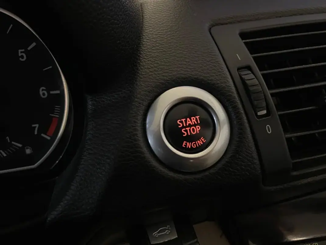 BMW 118 2008 - 10900 EUR, 149000 km - AUTO.MOTO.pt - 149000km - foto 30 de 34
