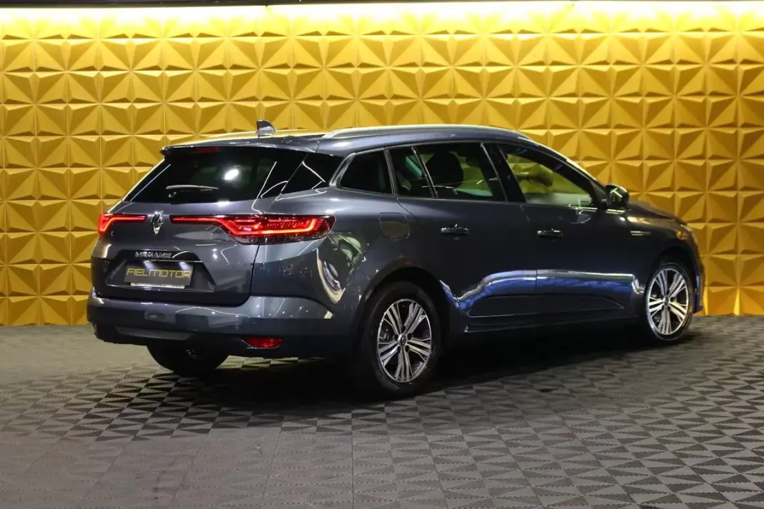 Renault Mégane Sport Tourer 2022 - 15900 EUR, 141000 km - AUTO.MOTO.pt - 141000km - foto 8 de 30