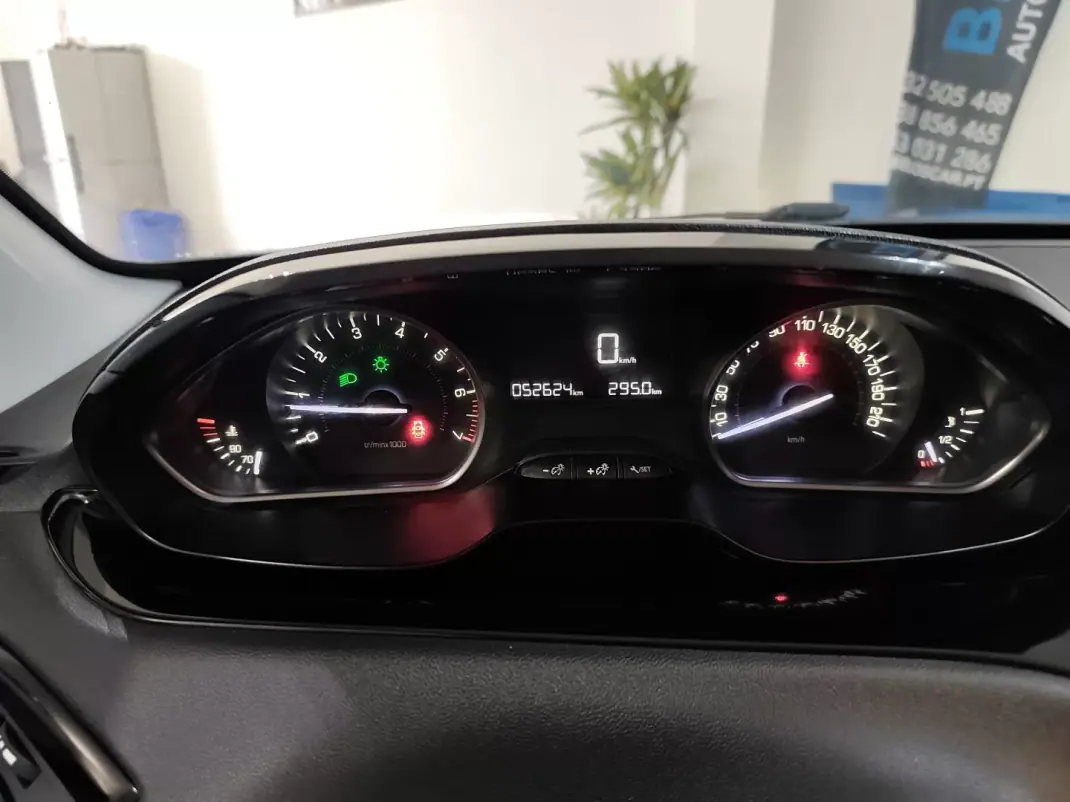 Peugeot 208 2018 - 9750 EUR, 48000 km - AUTO.MOTO.pt - 48000km - foto 16 de 25