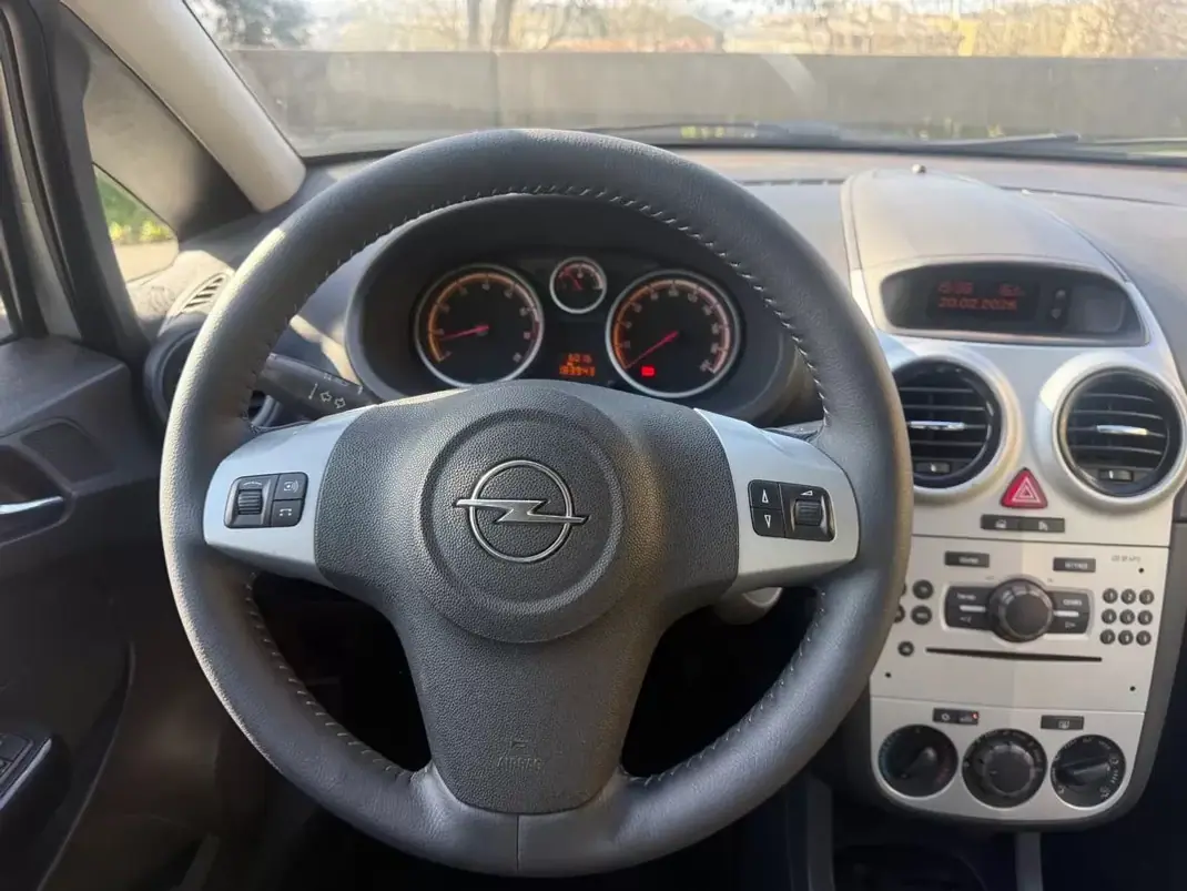 Opel Corsa 2010 - 5100 EUR, 183000 km - AUTO.MOTO.pt - 183000km - foto 18 de 23