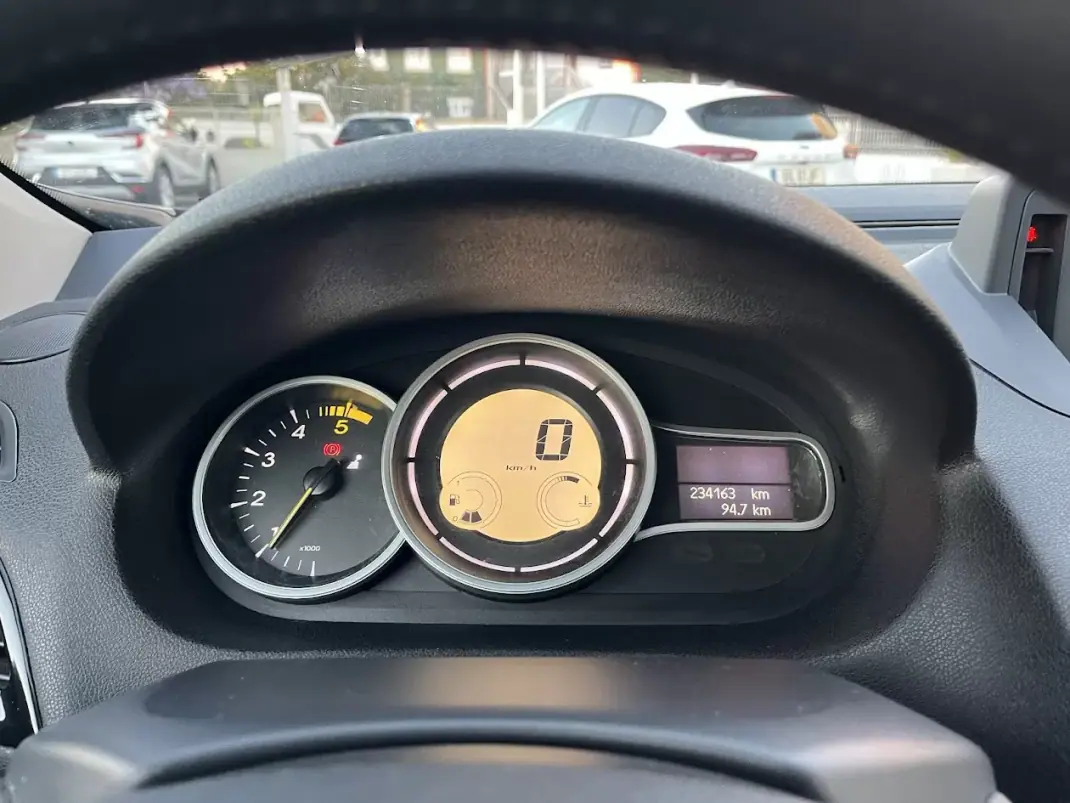 Renault Mégane 2011 - 6750 EUR, 234000 km - AUTO.MOTO.pt - 234000km - foto 16 de 34