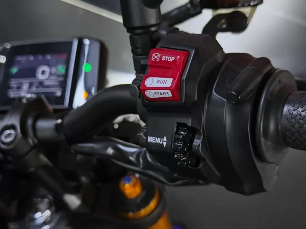 Yamaha MT 09 2023 - 11490 EUR, 5529 km - AUTO.MOTO.pt - 5529km - foto 12 de 16