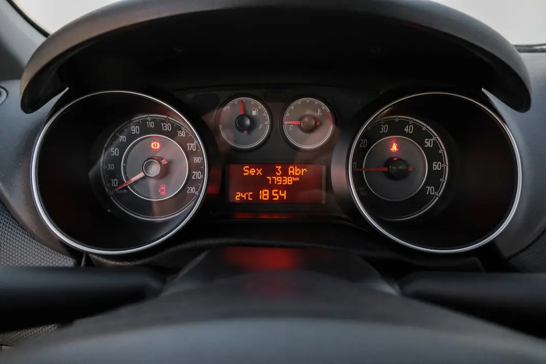 Fiat Punto 2018 - 7800 EUR, 77000 km - AUTO.MOTO.pt - 77000km - foto 4 de 5