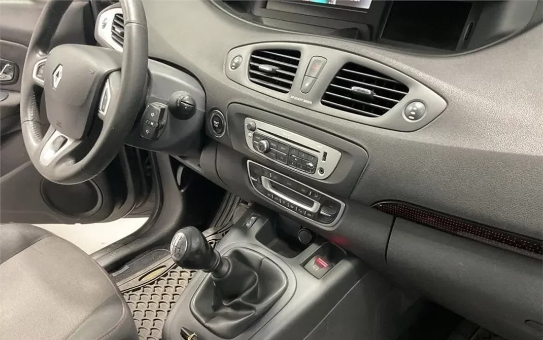 Renault Scénic 2012 - 6950 EUR, 243000 km - AUTO.MOTO.pt - 243000km - foto 9 de 13
