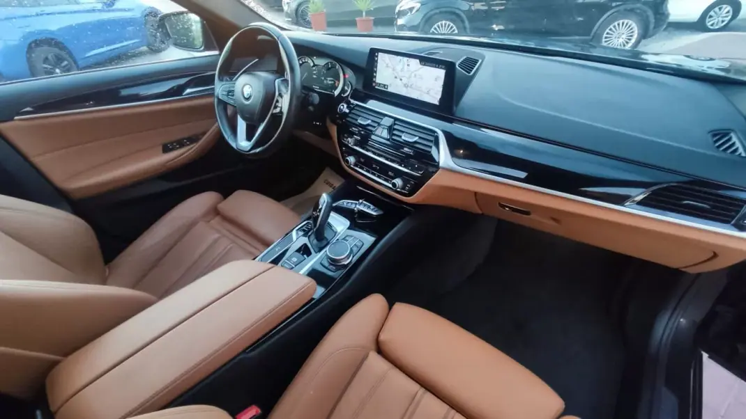 BMW 520 2018 - 29990 EUR, 130000 km - AUTO.MOTO.pt - 130000km - foto 8 de 43