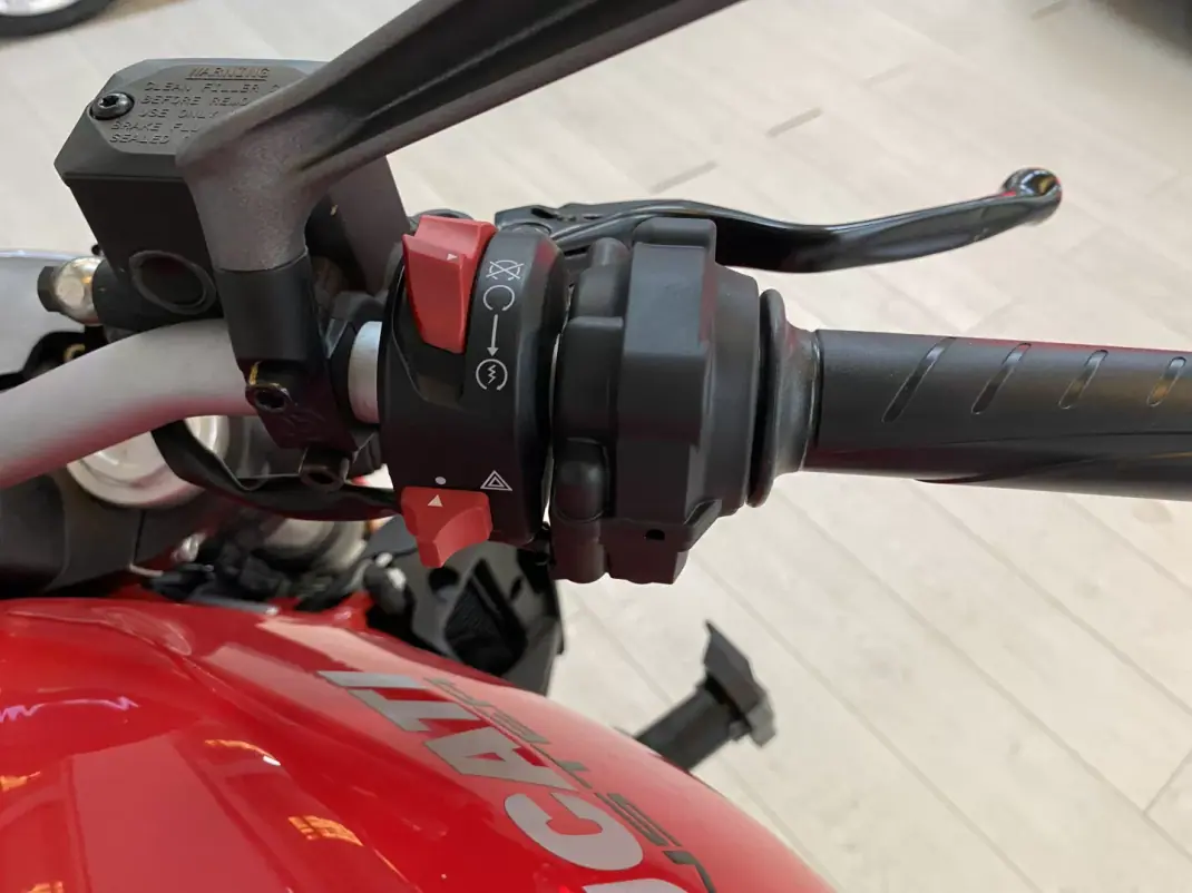 Ducati Monster 1000 2018 - 9950 EUR, 10707 km - AUTO.MOTO.pt - 10707km - foto 12 de 19