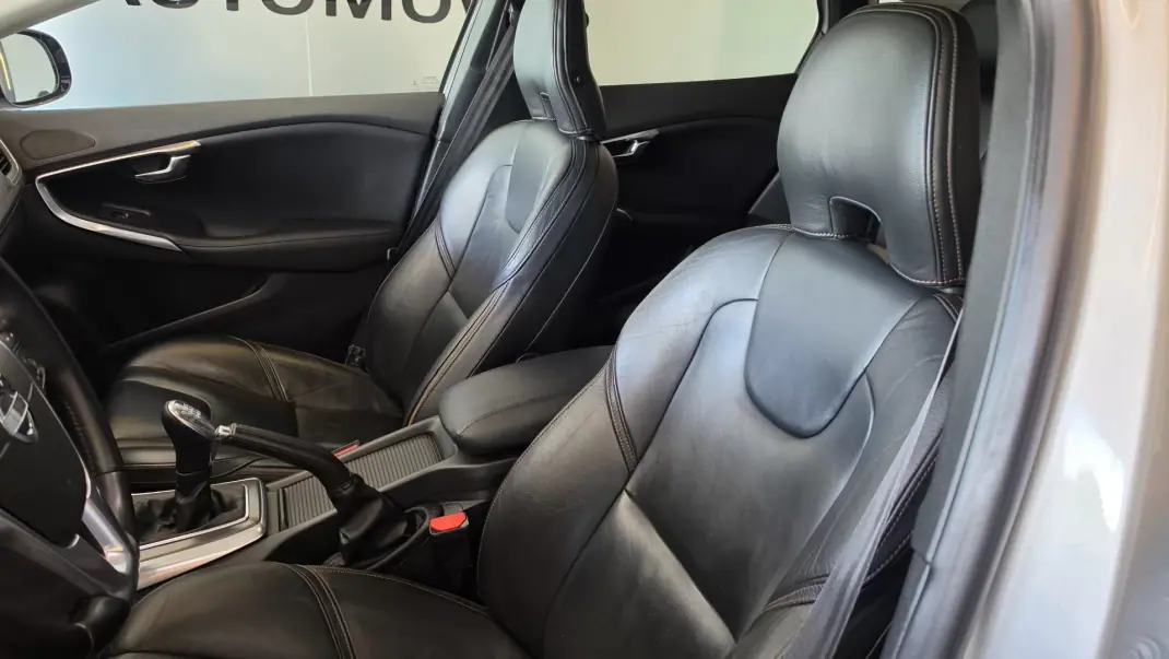 Volvo V40 Cross Country 2013 - 9900 EUR, 239930 km - AUTO.MOTO.pt - 239930km - foto 38 de 55
