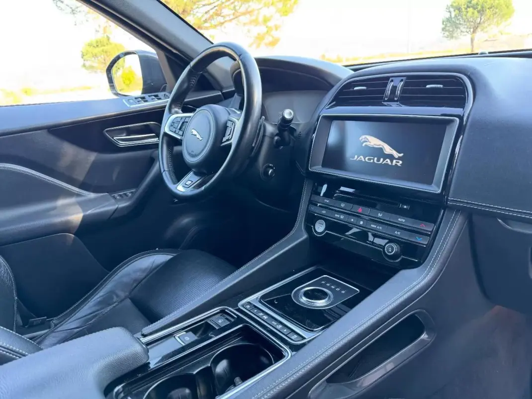 Jaguar F-Pace 2017 - 24950 EUR, 177000 km - AUTO.MOTO.pt - 177000km - foto 9 de 15