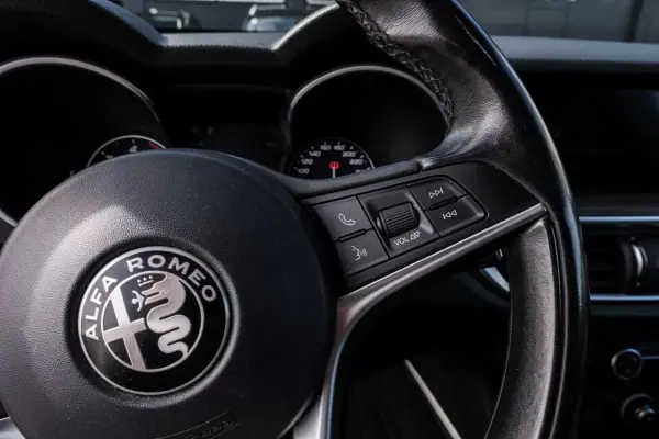Alfa Romeo Stelvio 2017 - 29400 EUR, 139000 km - AUTO.MOTO.pt - 139000km - foto 17 de 35