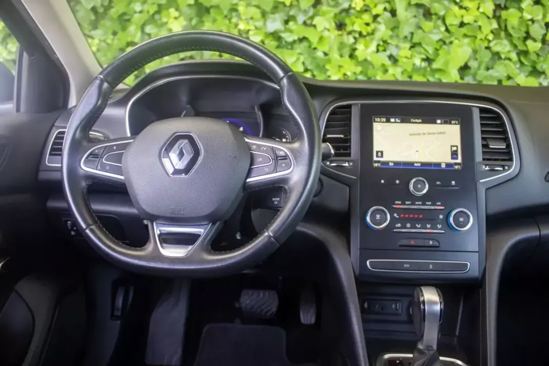 Renault Mégane 2018 - 13250 EUR, 161000 km - AUTO.MOTO.pt - 161000km - foto 14 de 17