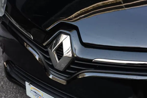 Renault Clio 2017 - 9999 EUR, 98000 km - AUTO.MOTO.pt - 98000km - foto 4 de 13