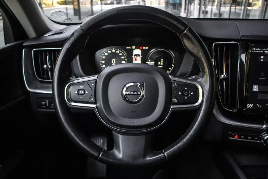 Volvo XC 60 2020 - 27990 EUR, 176734 km - 176734km - foto 11 de 37