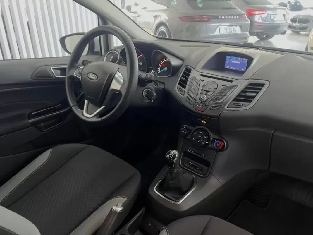 Ford Fiesta 2015 - 9990 EUR, 126498 km - AUTO.MOTO.pt - 126498km - foto 12 de 23