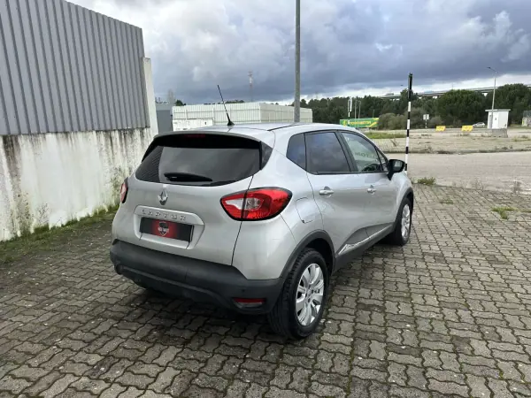 Renault Captur 2016 - 12990 EUR, 143000 km - AUTO.MOTO.pt - 143000km - foto 4 de 15