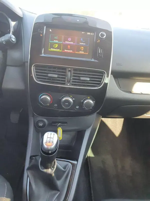 Renault Clio 2019 - 11950 EUR, 142000 km - AUTO.MOTO.pt - 142000km - foto 8 de 11