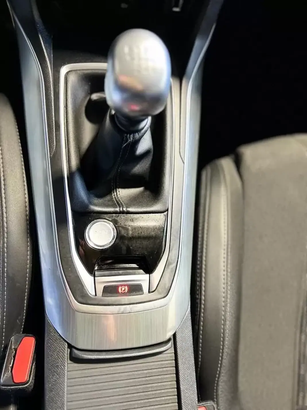 Peugeot 308 SW 2018 - 11500 EUR, 155853 km - AUTO.MOTO.pt - 155853km - foto 17 de 38