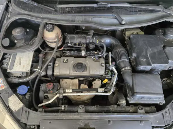Peugeot 206 2004 - 1800 EUR, 276500 km - AUTO.MOTO.pt - 276500km - foto 18 de 18