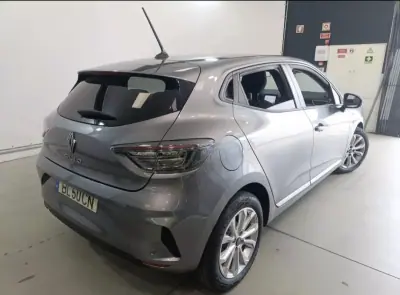 Renault Clio 2024 - 16500 EUR, 129500 km - AUTO.MOTO.pt - 129500km - foto 5 de 13