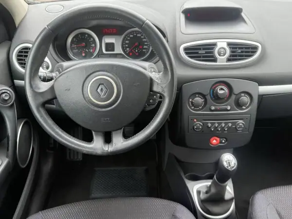 Renault Clio 2006 - 4500 EUR, 148000 km - AUTO.MOTO.pt - 148000km - foto 22 de 27