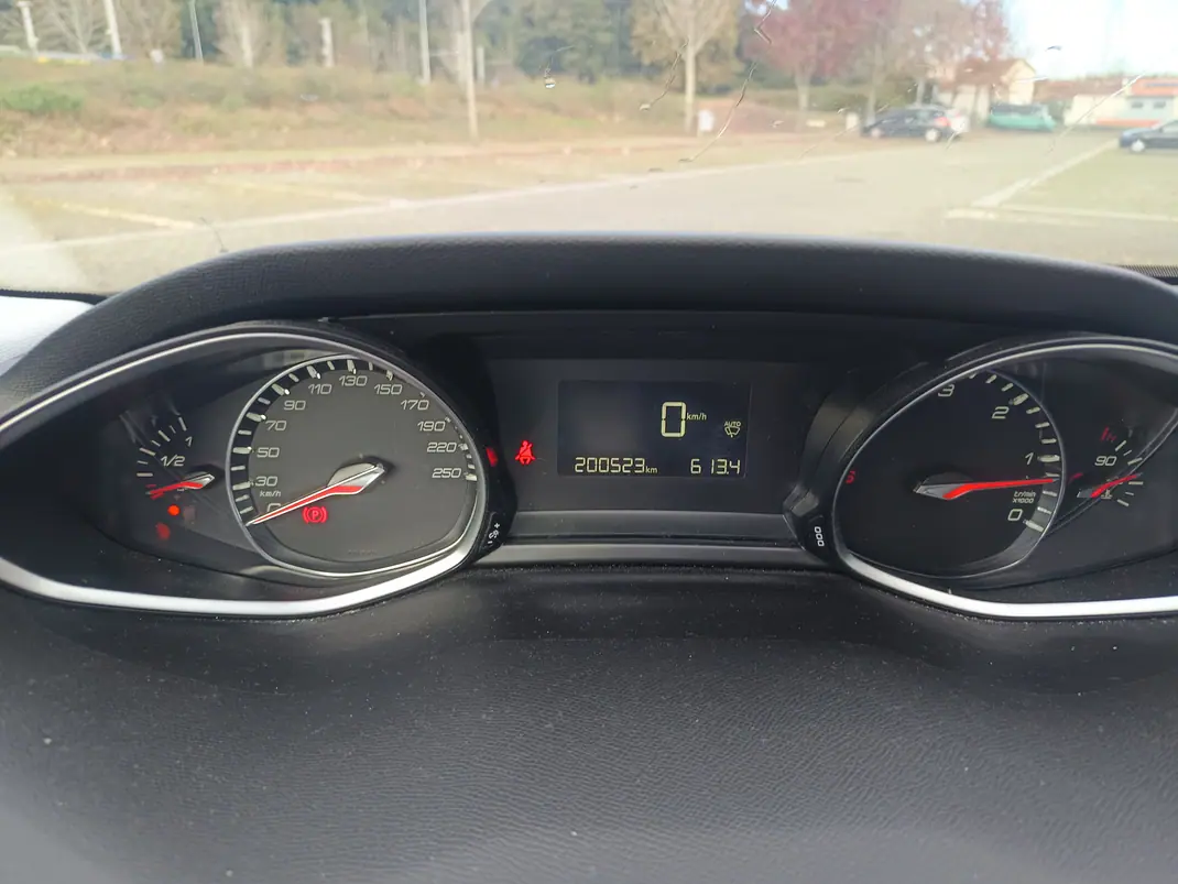 Peugeot 308 SW 2019 - 10500 EUR, 200000 km - AUTO.MOTO.pt - 200000km - foto 8 de 8