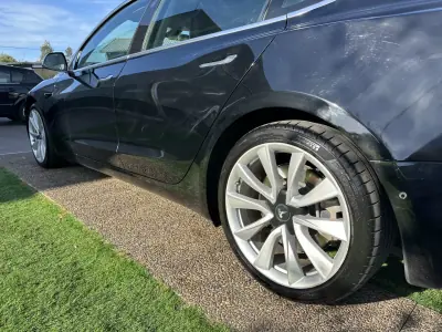 Tesla Model 3 2019 - 19900 EUR, 270000 km - AUTO.MOTO.pt - 270000km - foto 20 de 53