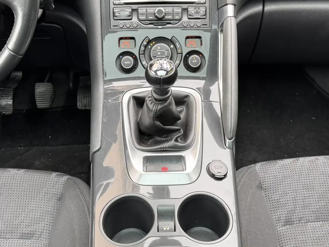 Peugeot 3008 2011 - 7900 EUR, 218000 km - AUTO.MOTO.pt - 218000km - foto 17 de 22